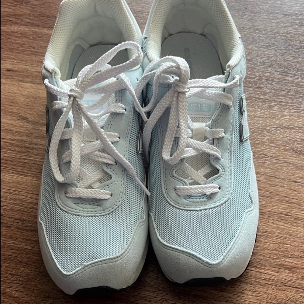 New Balance Women's Sky Blue Sneakers size 7 fit up to 7.5